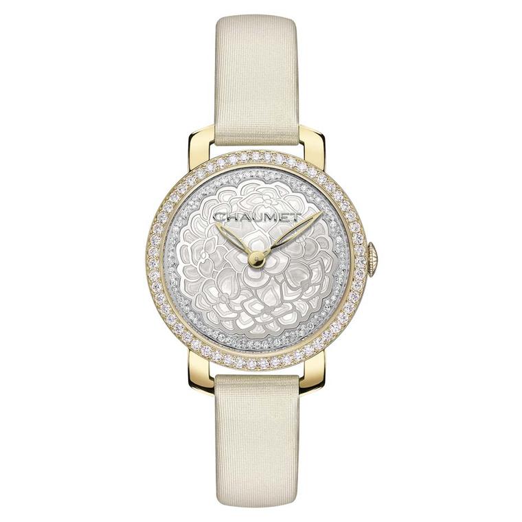 Chaumet Hortensia 31mm watch in yellow gold with a central hydrangea flower crafted in mother-of-pearl, powered by a reliable Swiss quartz movement.
